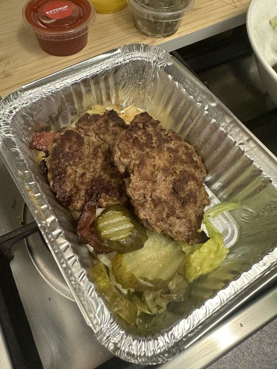 DomanPipe's tweet photo. @FiveGuysUK ordered a bacon burger bunless for delivery on @ubereats_uk and this is what turned up! Where are all the toppings I ordered. A single slither of lettuce?!? Oh and as always UberEats won’t do anything about it! https://t.co/DgmnsV8wP4