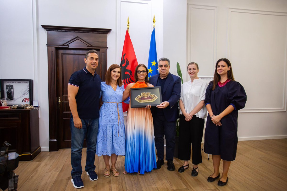 BGonxhja's tweet image. 😇 Nder dhe kënaqësi të mirëprisnim sot Ermonela Jahon, 🔝ambasadoren e kulturës shqiptare në botë, që ngriti peshë zemrat e gjithë artdashësve para disa ditësh në skenën e Teatrit Kombëtar të Operas, Baletit dhe Ansamblit Popullor. 🎭👏

#MEKI #ErmonelaJaho #TKOB 🤝