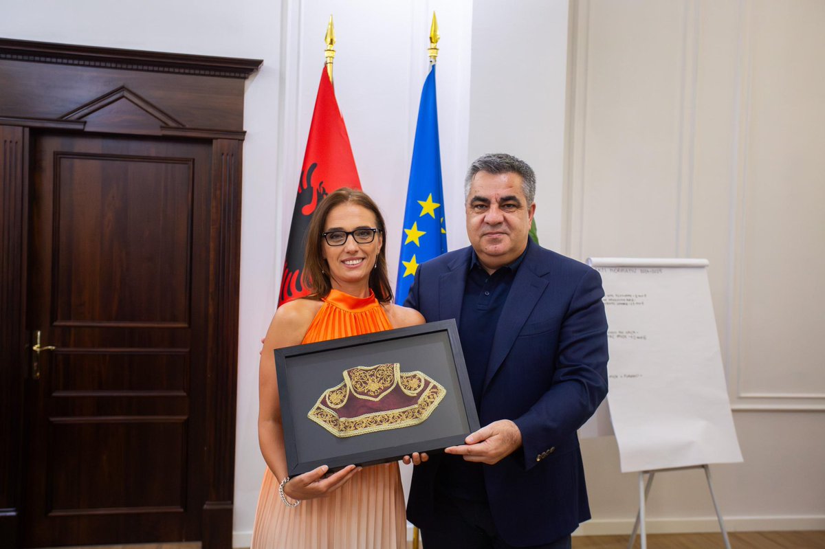 BGonxhja's tweet image. 😇 Nder dhe kënaqësi të mirëprisnim sot Ermonela Jahon, 🔝ambasadoren e kulturës shqiptare në botë, që ngriti peshë zemrat e gjithë artdashësve para disa ditësh në skenën e Teatrit Kombëtar të Operas, Baletit dhe Ansamblit Popullor. 🎭👏

#MEKI #ErmonelaJaho #TKOB 🤝