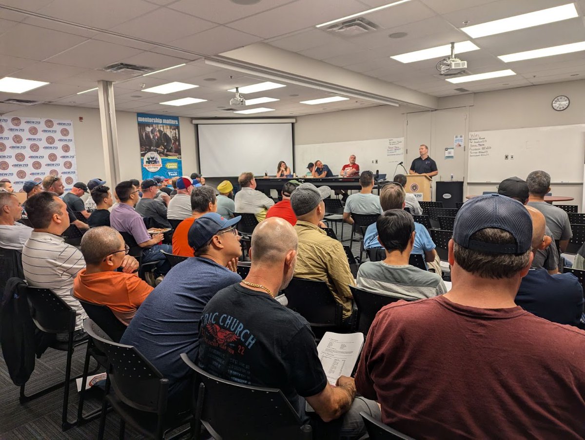 Congratulations to <a href="/IBEW213/">IBEW 213</a> <a href="/IBEWCanada/">IBEW Canada</a> members employed at Rogers Communications in the Lower Mainland on ratifying your new 5 year deal! The bargaining committee worked long hours and did an excellent job representing all bargaining units.
#IBEW  <a href="/bcfed/">BC Federation of Labour</a> <a href="/CanadianLabour/">Canadian Labour</a>