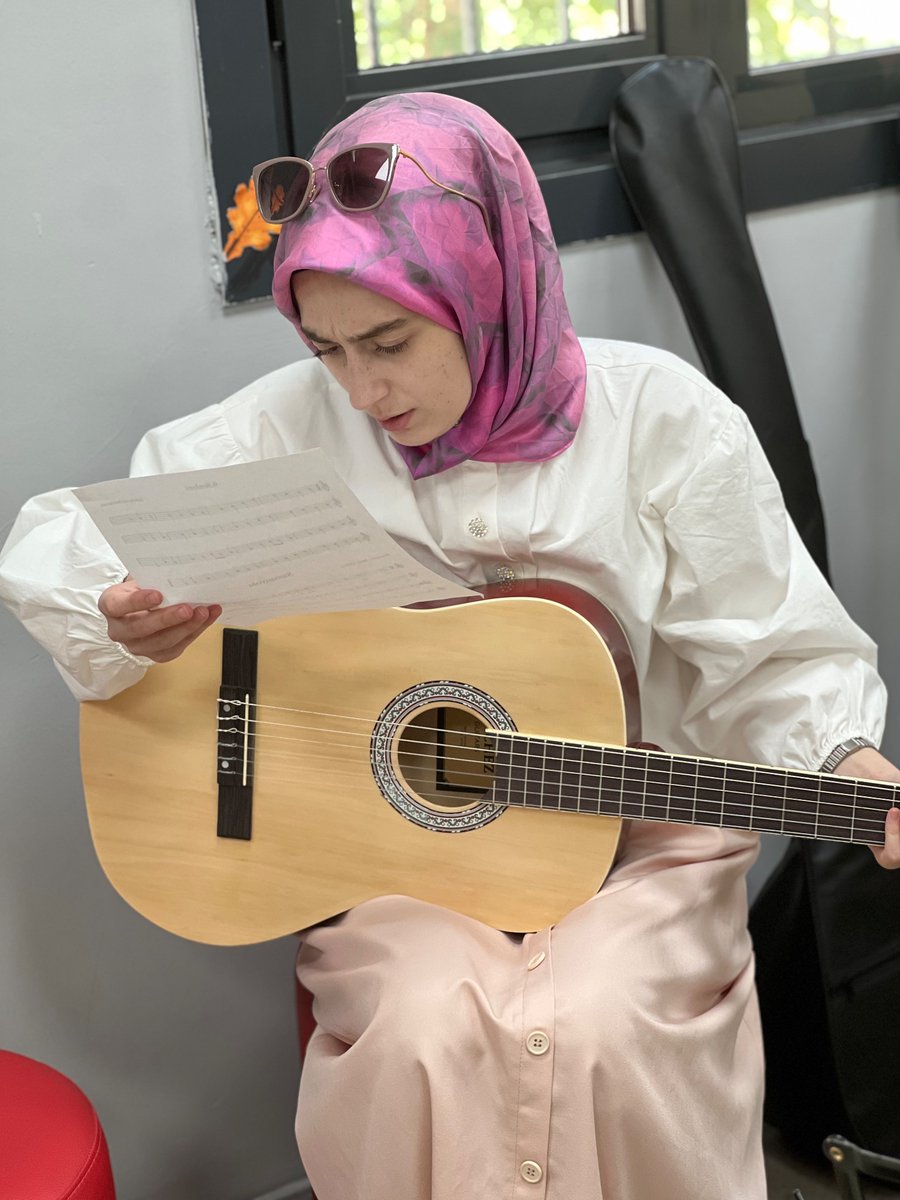 GSB_VefaGM's tweet photo. Kendinizi  keşfedeceğiniz  merkezimizde bugün Gitar  dersinden kareler.@sami_kuscu @GSBgenclik @gencliksporbak @GSBsporgm https://t.co/3xiDiPbjTp