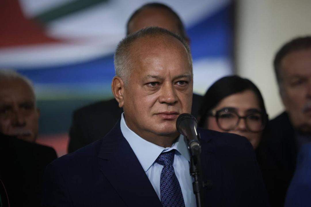Al culminar la audiencia de los partidos del GPP, el primer vicepresidente del PSUV, Diosdado Cabello afirmó que todos los documentos que tenían en sus manos tras las elecciones del 28 de julio, fueron entregados a la Sala Electoral. 

“El que no la debe, no la teme. Si usted no