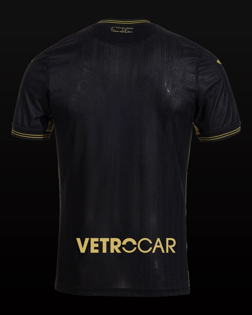 🟡🔵⚫️ È all'insegna della beneficenza la terza maglia dell'<a href="/HellasVeronaFC/">Hellas Verona FC</a>.

È un omaggio all'Hellas Verona Foundation, l'associazione nata con l’obiettivo di dare sostegno ai giovani che si trovano in condizioni di disagio e fragilità.

Come giudicate questo kit nero e oro?