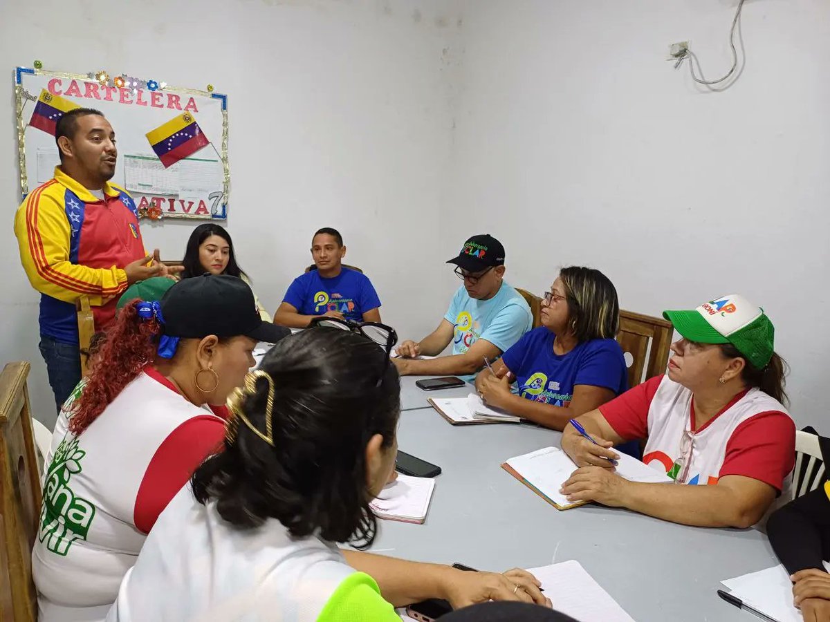 clapcaroni's tweet photo. @OviedoPSUV En Guayana nuestros equipos CLAP,  junto al equipo de las casas comercializadoras, seguimos trabajando, planificando, organizando  la atención de nuestros vecinos, vecinas, las familias de Caroní. @NicolasMaduro 
https://t.co/ydaXqJf9mb
#HastaProntoX https://t.co/IGcIJ8mIUQ