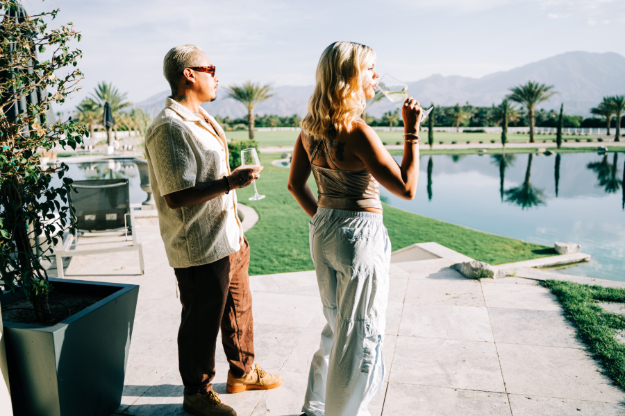 This is what meal prep looks like when you book a private chef experience with Epicurate. No busywork, no cooking, no stress, just a relaxing glass of wine in the sunshine! Dinner parties have never looked so good! 🥂

📸: @amberlinnphotog
📍: <a href="/cavallo/">cinzia</a>.ranch