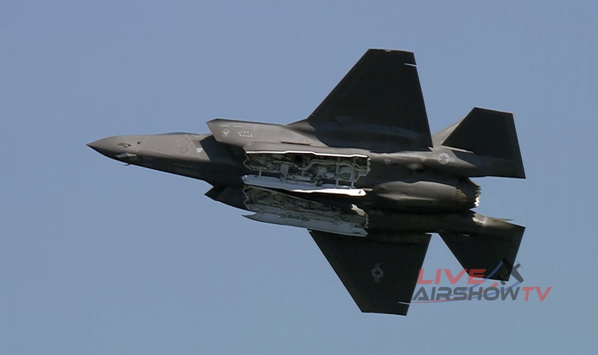 LiveAirShowTV's tweet image. "If you've ever wondered where....." You saw this LIVE on our @SeafairFestival @Boeing Airshow last Sunday! @icas_hq @FlyingMagazine @AirshowStuff @F35demoteam @aircombatcmd #airshow #seafair #USAF #Airplane #aviation