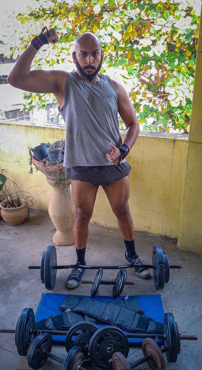 LarosMagia's tweet photo. Sexta-feira com Leg Day e ombros ✅🥵🔥 https://t.co/eXYnX0BND8