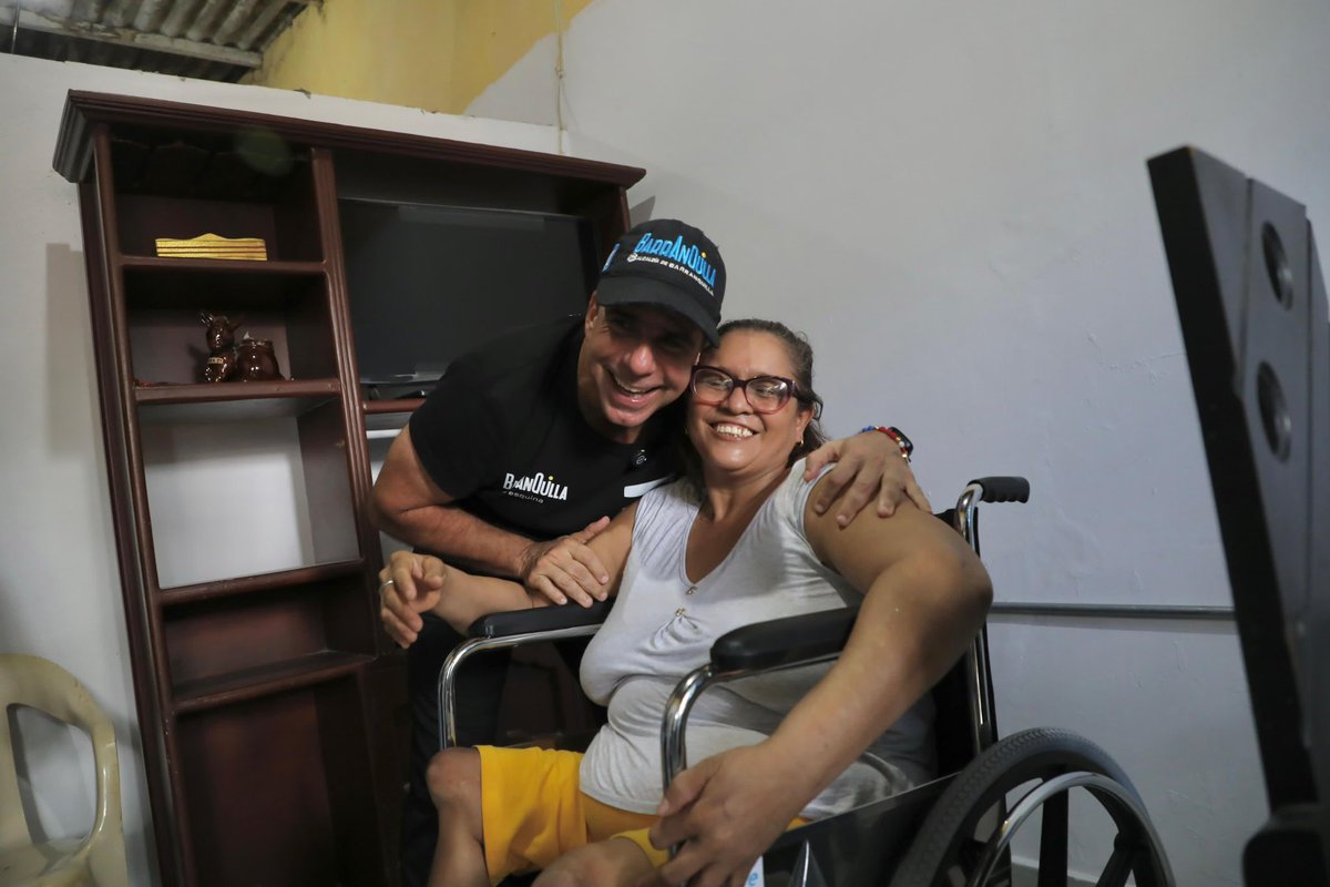 AlejandroChar's tweet photo. Ya en mi infaltable cita de los viernes.

Hoy entregándoles sus casas como nuevas a las familias de Rebolo. Estás son las obra que transforman vidas, lo he dicho y lo reitero, la transformación de Barranquilla ahora es de la puerta pa dentro. https://t.co/RwrGl9yCTu