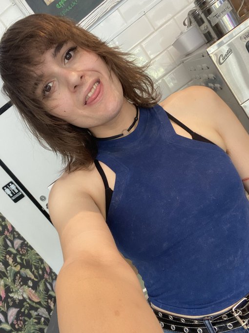 Is the bra straps+tank combo a vibe or nah???? https://t.co/9k4B6y0XAb