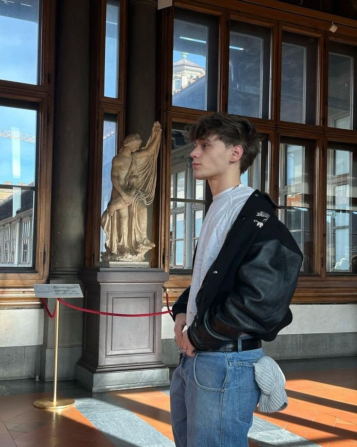 chasingghostsw's tweet image. ___________________________________   
 ← 🔘 Andrew Skarsgård                            ⠇                                        
¹⁰ ᵐᶤᶰ ᵃᵍᵒ 
 
A work of art  and a statue.