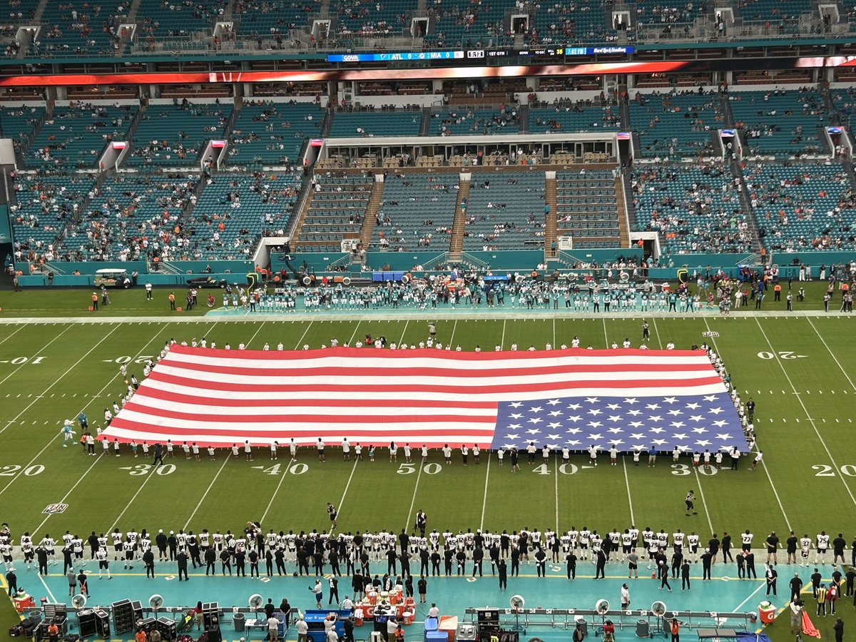 ChristinaLivsy's tweet image. It ain’t Deepdale but it’ll do!! 
I haven’t got a Scooby what is going on here so I’m just gonna shout “Go Dolphins” and hope for the best!! 
🐬🏈😉👍🏻

@MiamiDolphins @MiamiDolphinUk #goDolphins