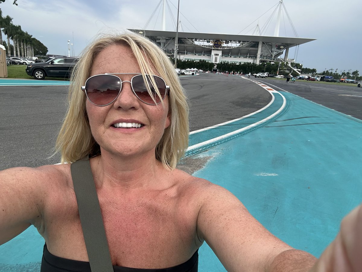 ChristinaLivsy's tweet image. It ain’t Deepdale but it’ll do!! 
I haven’t got a Scooby what is going on here so I’m just gonna shout “Go Dolphins” and hope for the best!! 
🐬🏈😉👍🏻

@MiamiDolphins @MiamiDolphinUk #goDolphins