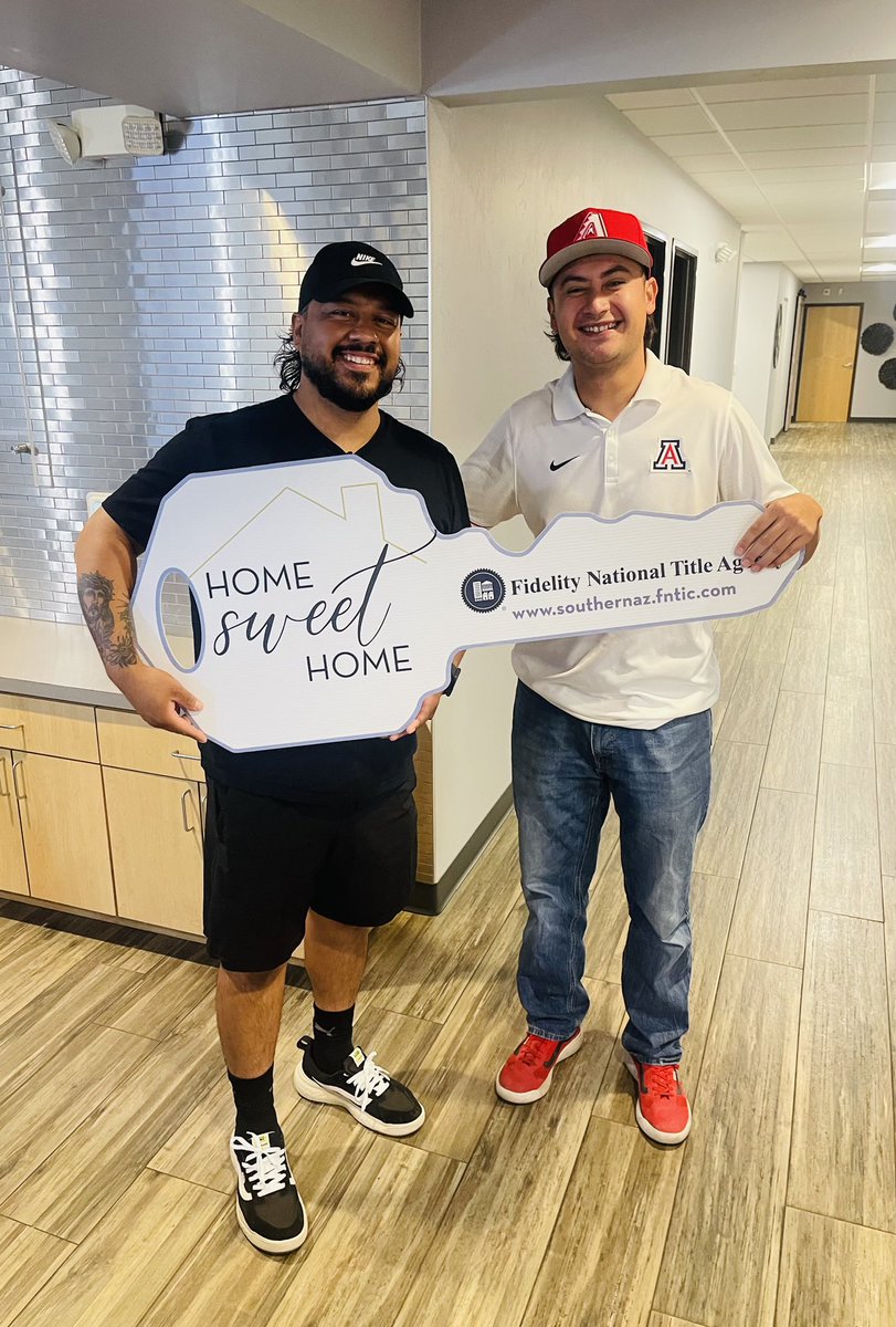 AngelTheRealtor's tweet photo. Another returning client. Congratulations to Manny and Amelia on successfully selling their Home. I assisted them in purchasing this Home back in 2016. Now on to the next Home search! Let’s get it!  #Tucson  #Residential #RealEstate #Lease #RealtyExecutivesArizonaTerritory https://t.co/B8XU8NhUPJ