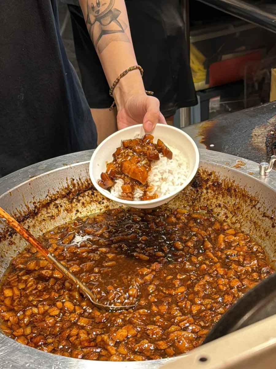 Heloise_cc's tweet image. 台湾の魯肉飯は本当に美味しいので、参考までに紹介します。
魯肉飯を食べるときにとろとろ卵を加えるとさらに美味しくなりますよ〜😋