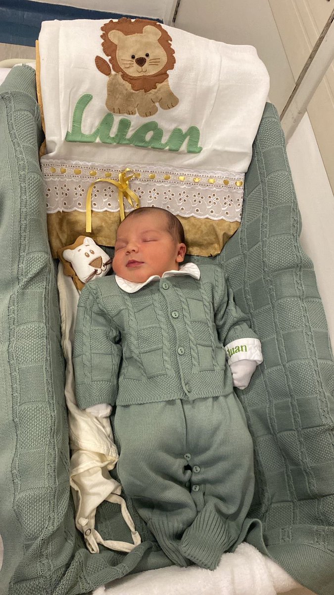 moonsampaio's tweet photo. Deixando registrado o dia que eu pari um mamutinho de 4kg e meio 😂 https://t.co/rHvDyo3NFk