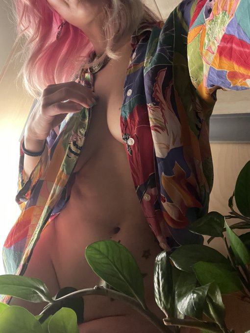 Watch Annalee Belle's leaked NSFW photo on TwXstars