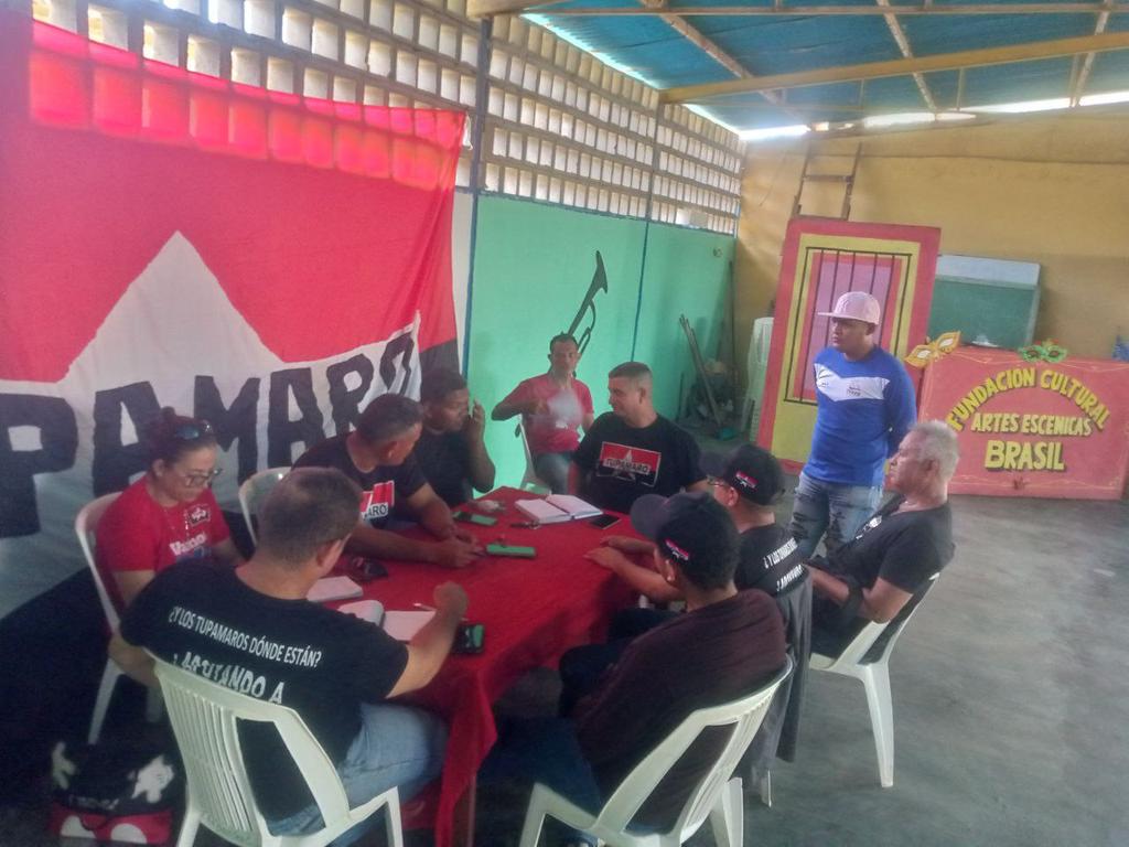 En el marco de la organización y la formación del partido, nuestro responsable político del Bloque Oriental <a href="/reneTupamaro/">Kemder Rene Diaz</a> evalúa junto a la militancia del Edo.<a href="/Sucre_MRT/">Sucre_MRT</a> y el responsable de formación nacional <a href="/DavidTupamaro/">David Aguilera</a> las tareas y planes políticos 
#VenezuelaSeRespeta