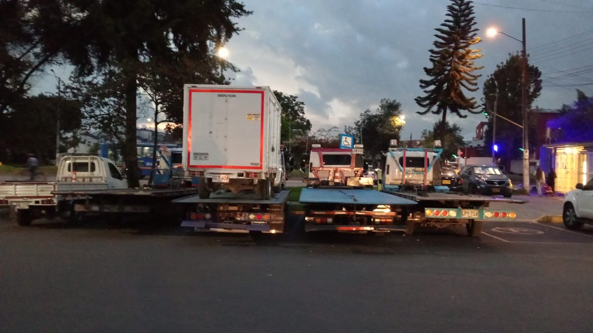 Señores <a href="/SectorMovilidad/">Movilidad Bogotá</a> <a href="/TransitoBta/">Policía de Tránsito Bogotá</a> reportamos estás grúas mal parqueadero en la bahía ubicada en la Calle 23 # 85A barrio #Modelia localidad #Fontibon 
Esperamos pronta solución, muchas gracias