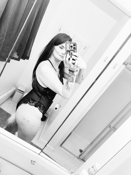Mollyjane6987's tweet photo. Please don’t forget to check out my throne where if you buy something I’ll make your week ;) https://t.co/Xjeq70XWA7 https://t.co/ahV09Cw4tx