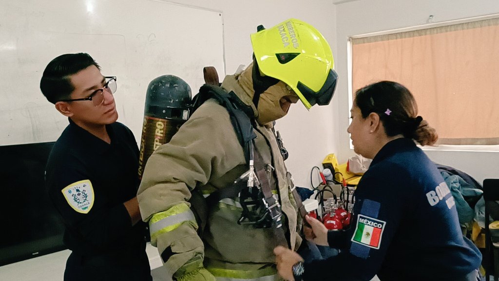 IMSS_Oaxaca's tweet photo. Niñas y niños inscritos en el #CursodeVeranoRecreativo del #IMSSOaxaca visitaron las instalaciones del H. Cuerpo de @Bomberos_GobOax, durante su visita conocieron las actividades que estos realizan y pudieron tomarse la foto en el emblemático camión de bomberos.
#CSS01
#CEBIS702 https://t.co/jzaBM3cOey