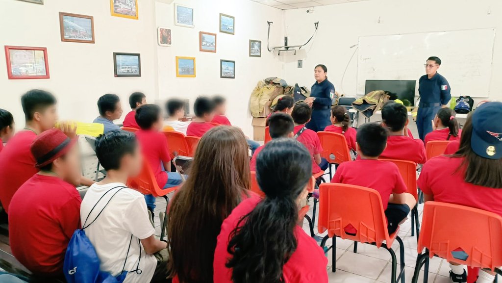 IMSS_Oaxaca's tweet photo. Niñas y niños inscritos en el #CursodeVeranoRecreativo del #IMSSOaxaca visitaron las instalaciones del H. Cuerpo de @Bomberos_GobOax, durante su visita conocieron las actividades que estos realizan y pudieron tomarse la foto en el emblemático camión de bomberos.
#CSS01
#CEBIS702 https://t.co/jzaBM3cOey