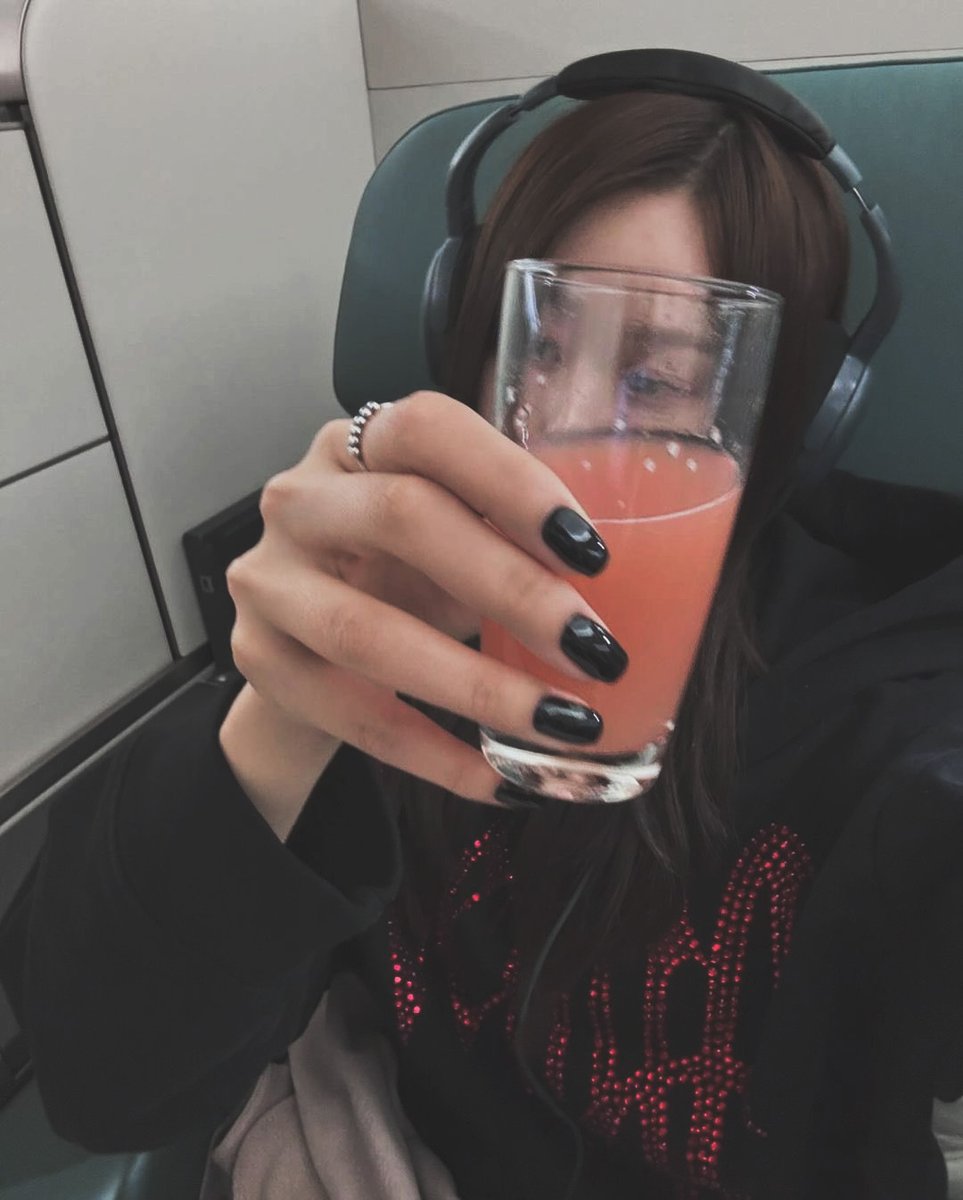 Airport selfies: capturing that pre-adventure excitement and the "I hope I didn't forget anything" look. Ready for takeoff! ✈️🤍