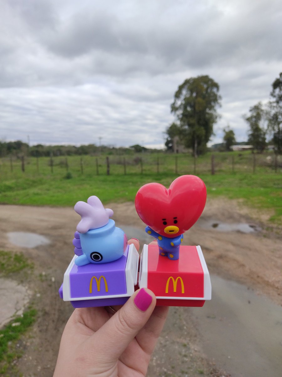 paradisetkk_'s tweet photo. PERDERAM TUDO! Tata e Mang saem da Coreia e viram agroboys no interior do rio grande do sul https://t.co/rbposYE7K2