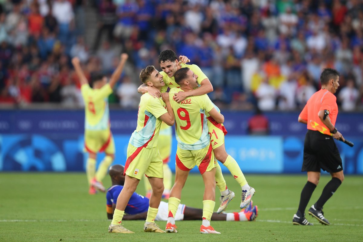 SEFutbol's tweet photo. ❤️ 𝐅 𝐀 𝐌 𝐈 𝐋 𝐈 𝐀 💛

Dentro y fuera del campo

#UnSueñoCompartido | #Paris2024 https://t.co/Q4qgzP9Ieb