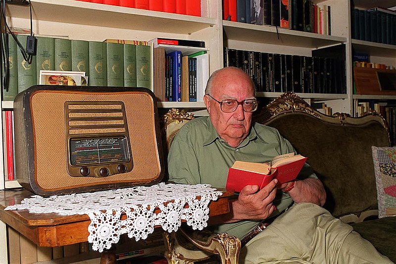 Non basta leggere, bisognerebbe anche capire. Ma capire è un lusso che non tutti possono permettersi 

Segnali di fumo

Andrea Camilleri 

#PensieroDellaNotte a #CasaLettori 🌌