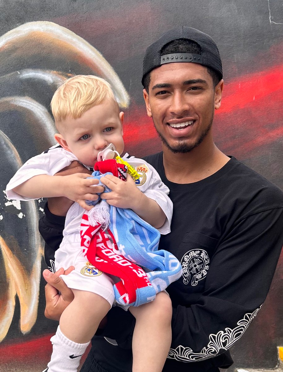 simonrh27425539's tweet photo. @realmadriden Hi, jude got a photo with my little boy last week but we didn’t have a pen to ask for an autograph, I’m getting his photo framed for him for when he’s older, but I wanted to ask if you could send us out any printed photos of jude to go in the frame please?😊 https://t.co/04vrlAVtqZ