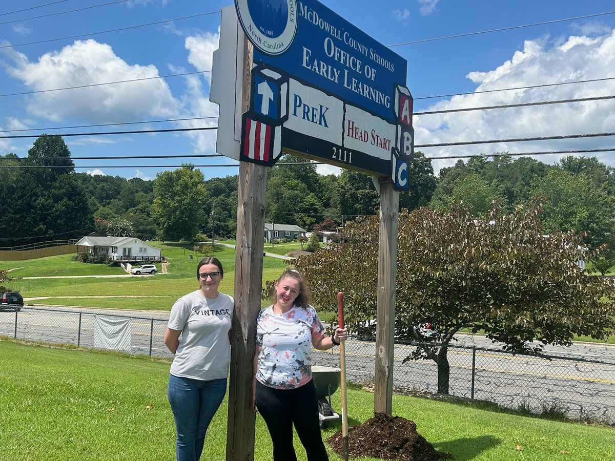 MCSHeadStart's tweet image. Thank you so much to the McDowell Chamber of Commerce and Mountain Ridge Health and Rehabilitation for taking the time to help make our campus look great! So much work went into organizing the &quot;Days of Service&quot; project for McDowell County Schools, and we are so grateful!