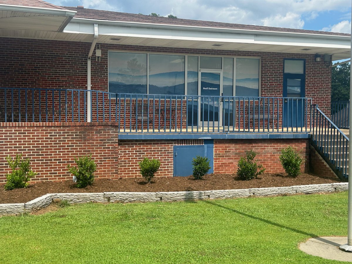 MCSHeadStart's tweet image. Thank you so much to the McDowell Chamber of Commerce and Mountain Ridge Health and Rehabilitation for taking the time to help make our campus look great! So much work went into organizing the &quot;Days of Service&quot; project for McDowell County Schools, and we are so grateful!