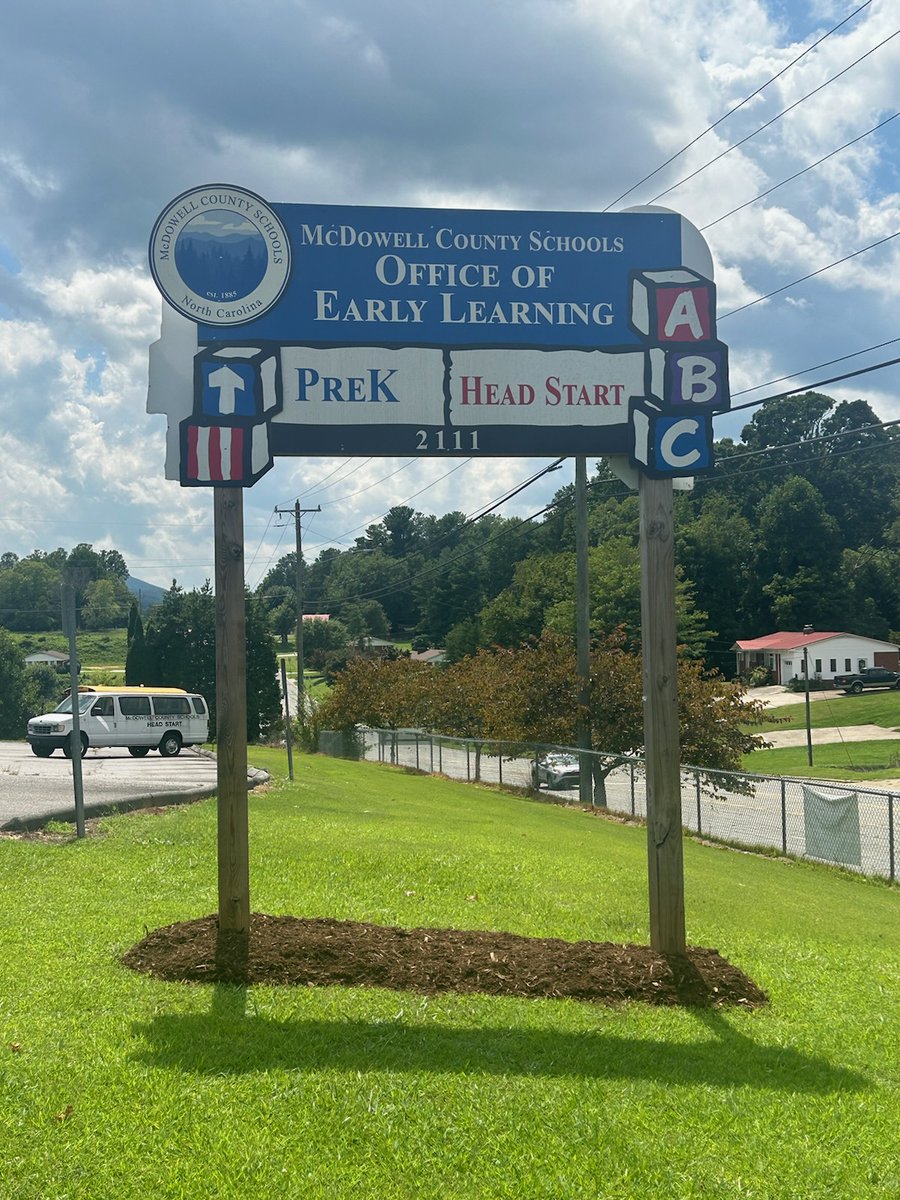 MCSHeadStart's tweet image. Thank you so much to the McDowell Chamber of Commerce and Mountain Ridge Health and Rehabilitation for taking the time to help make our campus look great! So much work went into organizing the &quot;Days of Service&quot; project for McDowell County Schools, and we are so grateful!