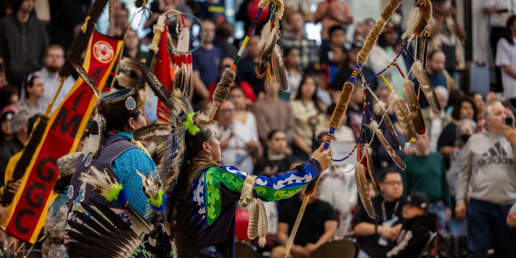 MeetMinneapolis's tweet image. 🌎 DYK the TC metro area is home to one of the largest &amp;amp; diverse urban American Indian populations? 
🎉 Follow this guide for where to support our Native-owned businesses in Minneapolis. bit.ly/3M1pdaW #nativeowned #minneapolis 
📍 Minneapolis American Indian Center