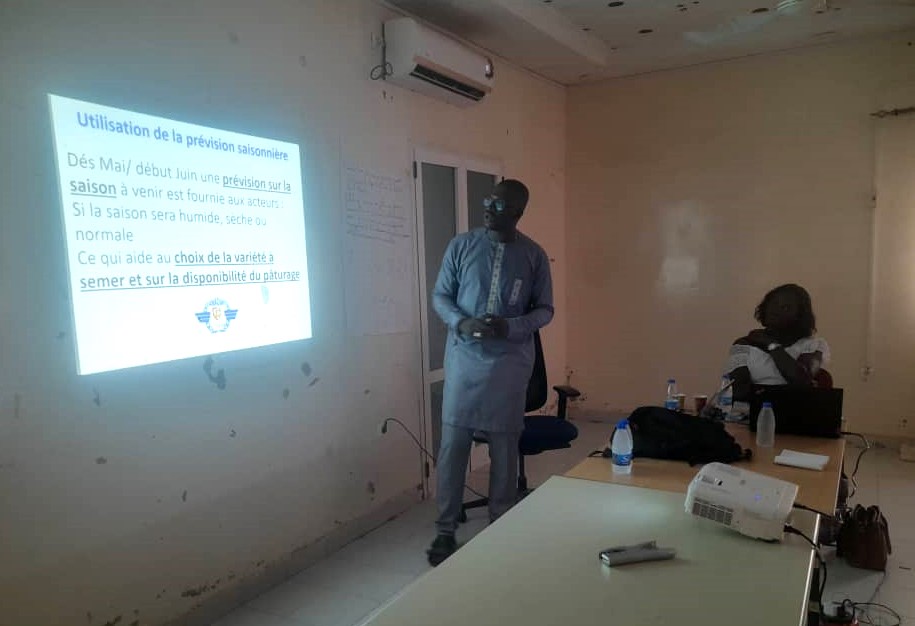 meteosenegal's tweet photo. #Worldvisionsenegal à travers le projet #THRIVE collabore avec #meteosenegal pour faciliter l’accès à l’information climatique aux producteurs locaux de la zone de Koungheul. Des sessions de formation sont organisées à cet effet en faveur de relais communautaires. https://t.co/ksLs2fFMJa