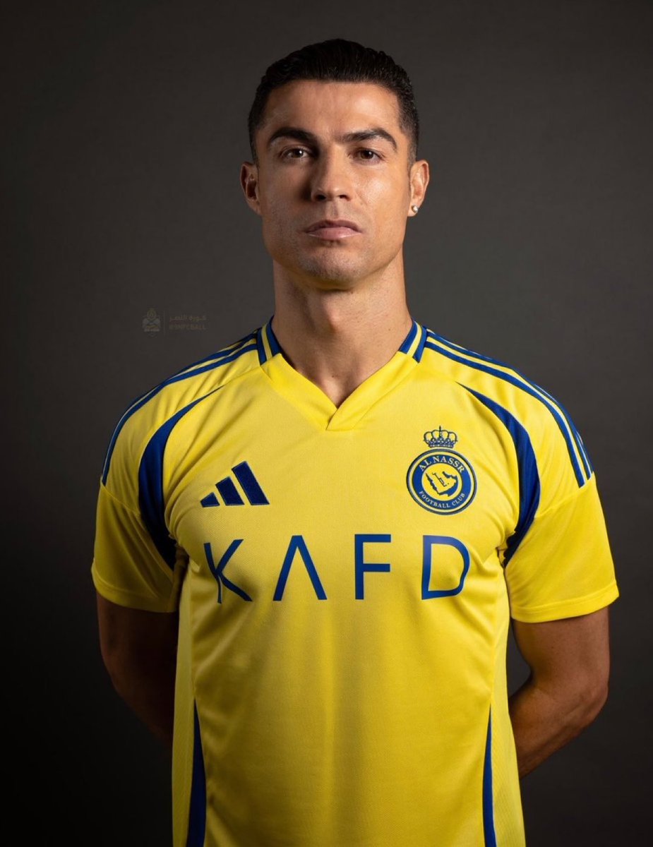 TimelineCR7's tweet photo. 🚨

Cristiano Ronaldo's OFFICIAL PHOTO in the new Al Nassr 2024/25 home kit. 😍 https://t.co/gjZRwib7TQ