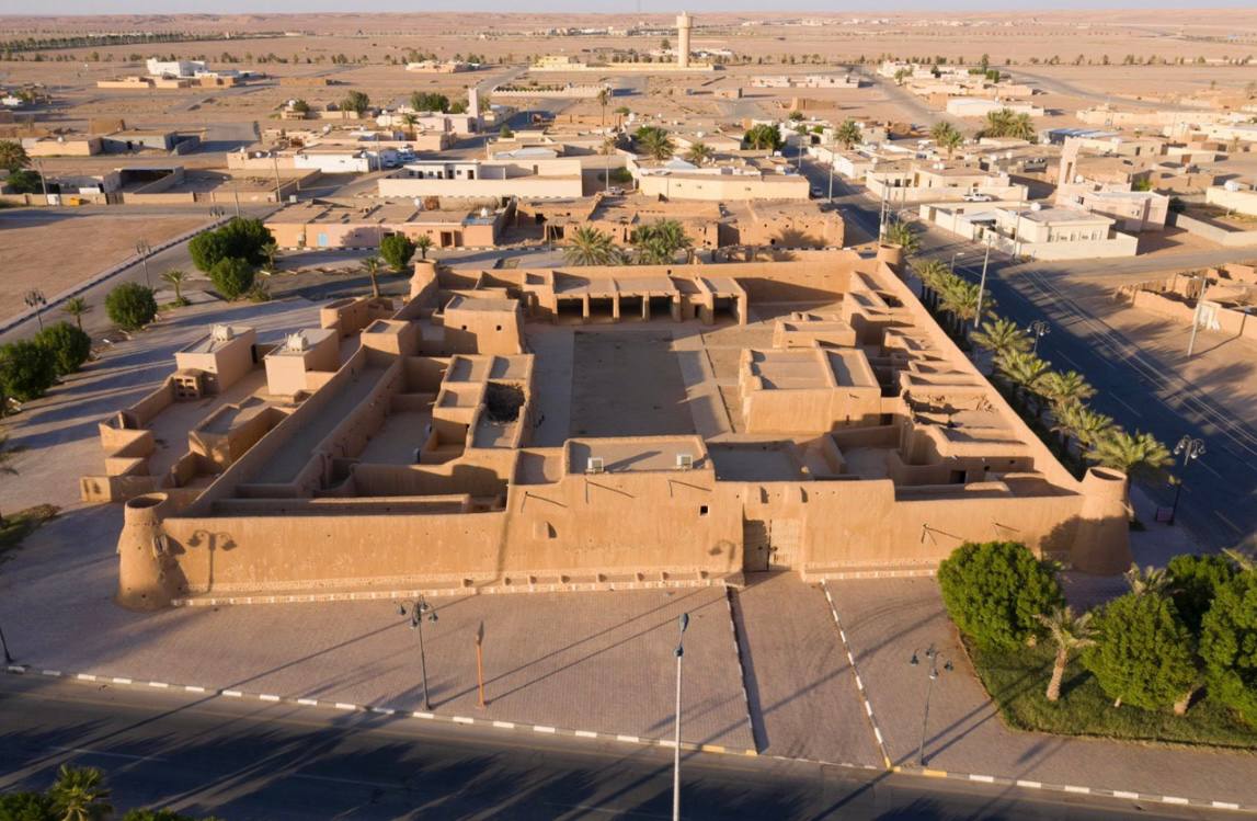 قرية لينة التراثية
شُيّدت في عهد الملك المؤسس عبدالعزيز بن عبدالرحمن آل سعود إبان توحيد المملكة، وتتميّز القرية بسوقها الذي كانت تُعرض فيه مختلف البضائع والسلع.
#خبراء #السعودية_العظمى 🇸🇦♾️  
#الحدود_الشمالية
#نحلم_ونحقق 
#الوعد2030 #موارد_بشريه_إحترافيه #معالم_حضاريه_سعودية