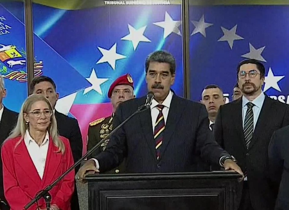 Dice el Presidente: "¿Qué pasaría si un día Maduro y el PSUV dijeran: '¡vamos a salir a cazar, a perseguir, a quemar la casa de los opositores!'. ¿Qué diría el mundo? Hitler. Fascismo. ¿Verdad? Ah, pero como lo hace la oposición contra Maduro y el movimiento bolivariano, se vale