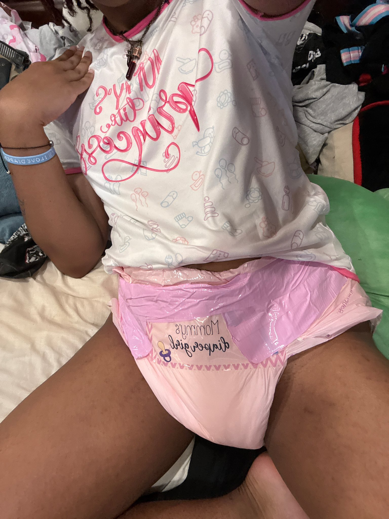 1 pic. had a cute matching onesie and pamp with a tape from @crinklebuttart!!!!! mommy loved it!!!! https://t.co/nJ0yk1eED1