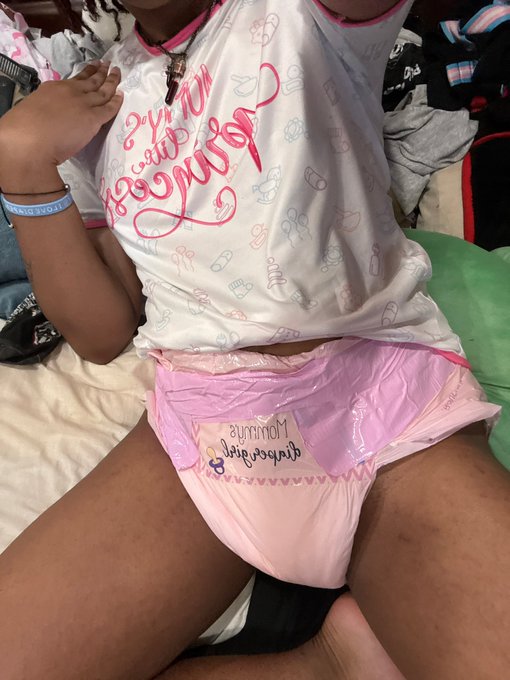 had a cute matching onesie and pamp with a tape from @crinklebuttart!!!!! mommy loved it!!!! https://t