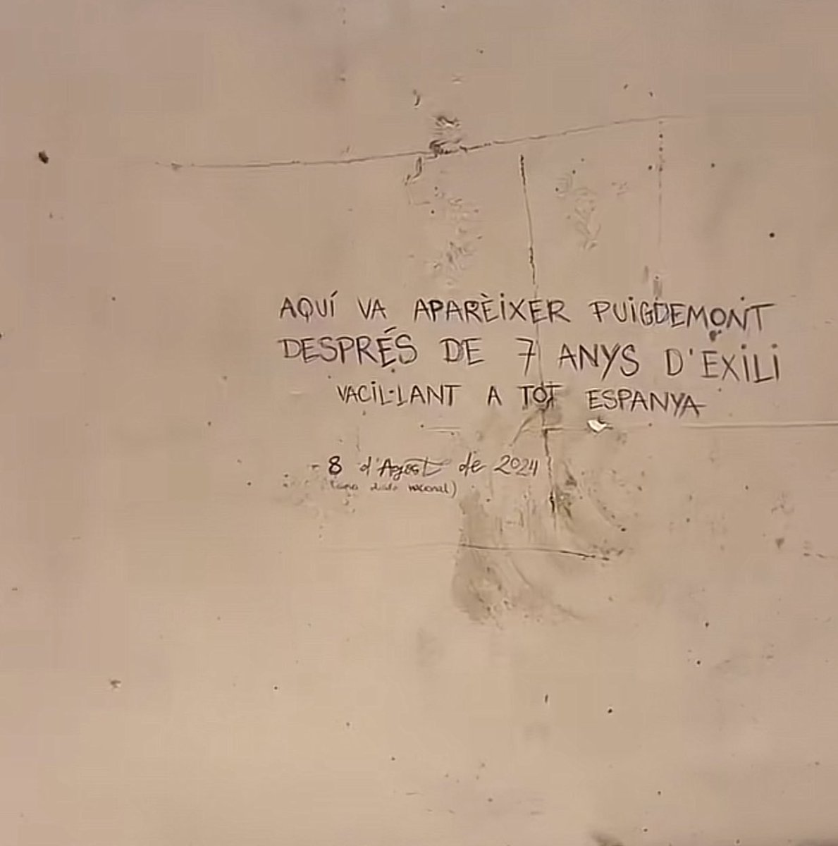 No em puc creure que hagin fet una pintada a la cantonada on va aparèixer el president Puigdemont per commemorar l’esdeveniment hahahahahahaha