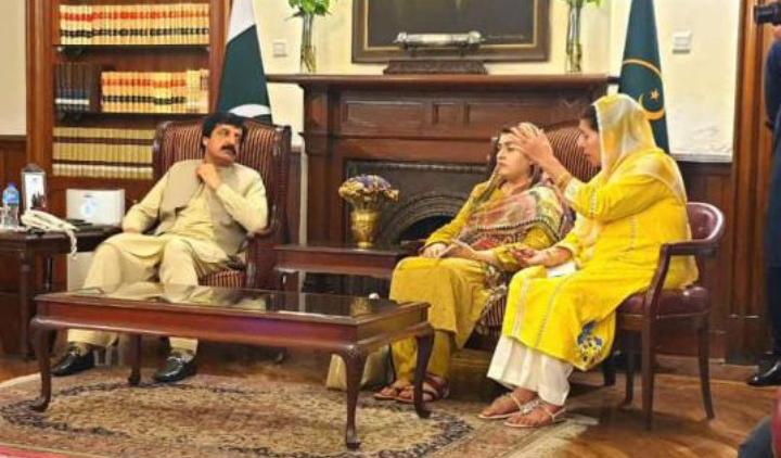FaizaAhmedMalik's tweet photo. گورنر پنجاب سردار سلیم حیدر سے ملاقات ہوئی جس میں لاہور کی سیاسی صورتحال پر تفصیلی گفتگو ہوئی
بشری ملک سابق ایڈوائزر ٹو گورنر پنجاب بھی ہمراہ https://t.co/WmFaasZFsm