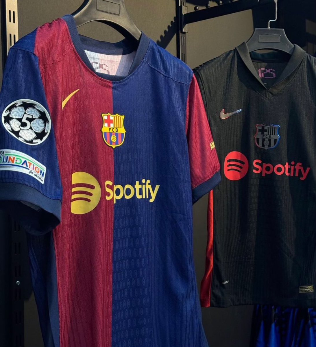 FRBarca_'s tweet photo. ⚽️ 👕Tirage au sort des nouveaux maillots du Barça❗️

✅ Pour participer : 

- RT 🔁 et mentionne le tweet ❤️

- Suivez @somhiseremfcb et @FRBarca_ 
 
- Mentionner un ami

✈️ Expédition internationale grâce à @TWairshop https://t.co/uvg8Z5WR6A
