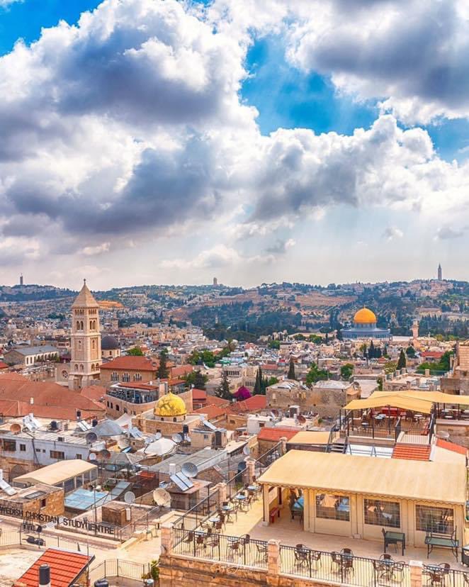 “Jerusalén es el corazón de nuestro corazón, el alma de nuestra alma” - Elie Wiesel

Desde que el Rey David hizo a Jerusalén su capital hace 3.000 años, judíos han vivido en la ciudad de forma ininterrumpida. Incluso cuando imperios extranjeros conquistaron Jerusalén y exiliaron