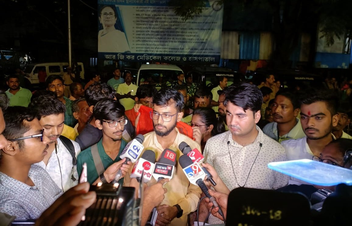 ABVP Kolkata held a sit-in protest at the RG Kar Medical College demanding strict action in the suspicious death of a 2nd-year PGT girl student through high-level inquiry and post-mortem in a central government institution to maintain impartiality.
#ABVPBanga 
#ABVPKolkata