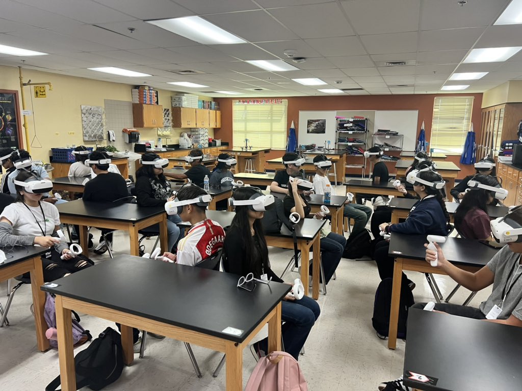 mrsdanitucker's tweet image. Starting our VR lessons!! They were so excited to be inside a cell! 🧬🧫😇 #prisms #biology #riverside4ever