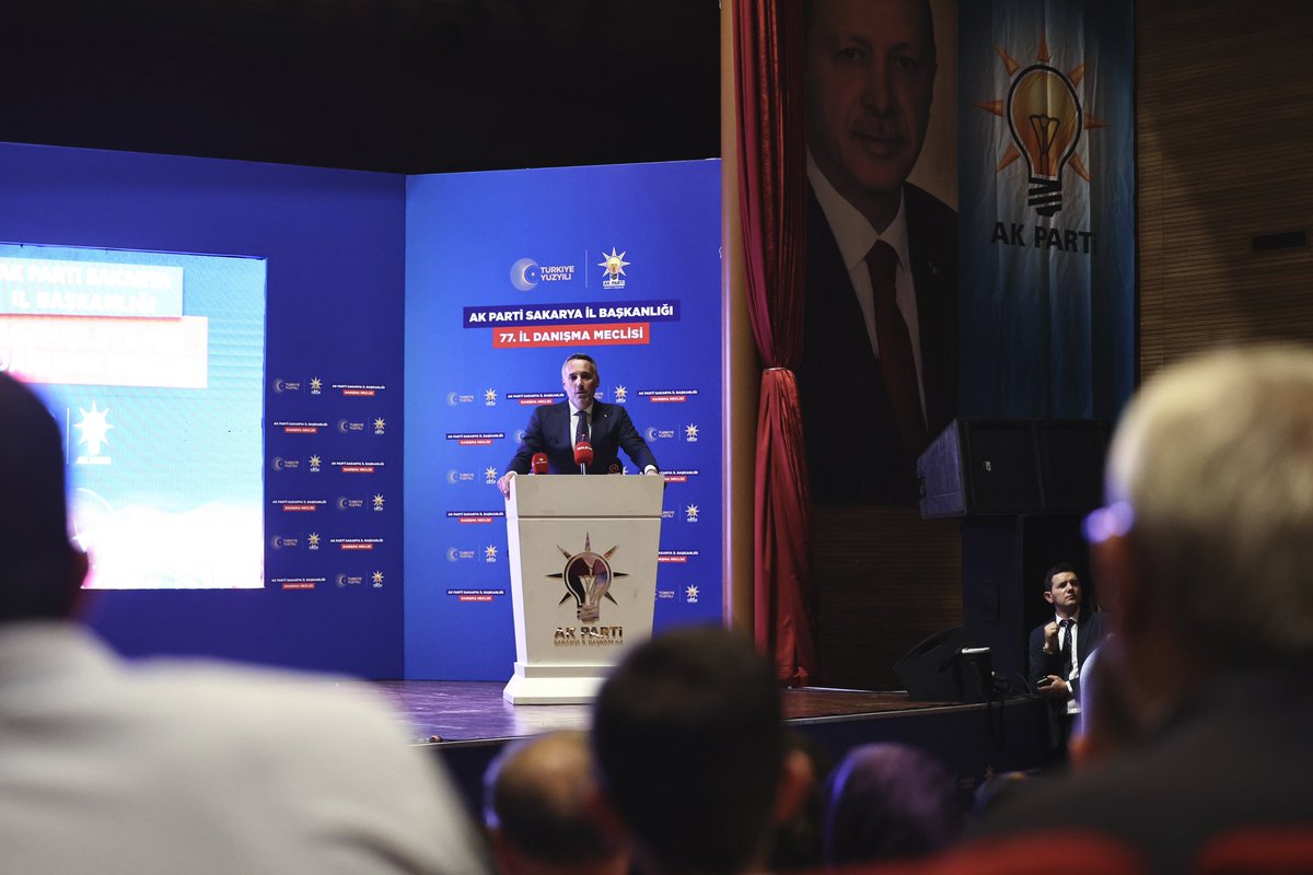 yunustever's tweet photo. Büyük ailemizin her bir ferdine yürekten teşekkür ediyorum!

Bugün, Genel Başkan Yardımcımız Sayın Ali İhsan Yavuz’un katılımı ile 77. Genişletilmiş İl Danışma Meclisi Toplantımızı büyük bir coşku ve heyecan içerisinde gerçekleştirdik.

Liderimiz, Cumhurbaşkanımız Sayın Recep Tayyip Erdoğan’ın işaret ettiği yeni hedeflerle yolumuza gayretle, azimle, ilk günkü aşkla yürüyoruz.

Şimdi yeniden yine, cadde cadde, sokak sokak, hane hane gönüllerde olmaya, vatan aşkıyla çarpan yüreklerle bir olmaya devam edeceğiz! Meclisimizin hayırlara vesile olmasını temenni ediyorum. #BirlikteDahaGüçlüSakarya