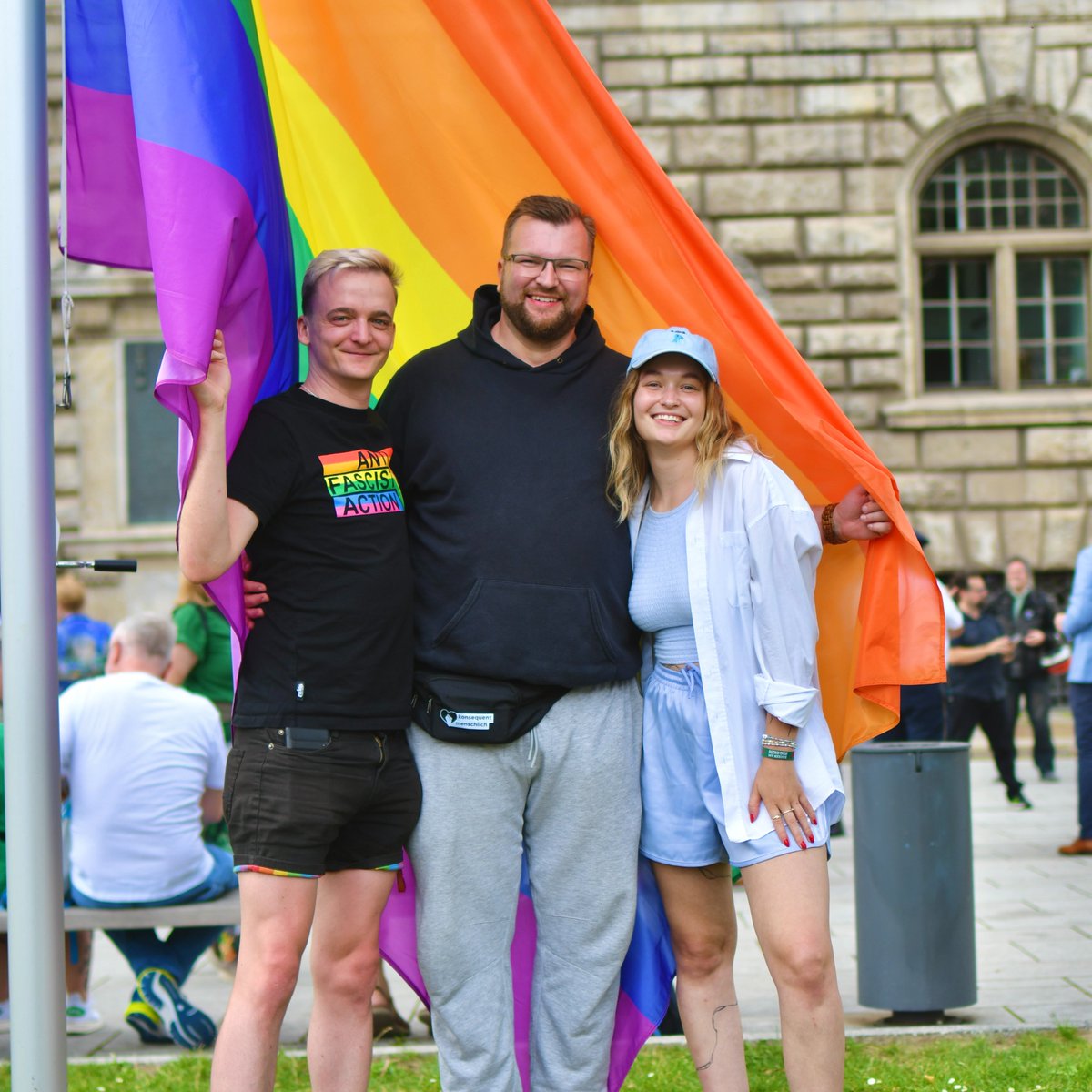 #CSDLeipzig: Zu Beginn der #CSD2024-Woche in #Leipzig  wurde an den <a href="/dieLinke/">Die Linke</a> Büros die Regenbogenfahne gehisst. Am Liebknecht-Haus fand unsere zentrale Fahnenhissung mit Sektempfang statt. 
Dann Fahnenhissung am Neuen Rathaus.
Unsere #CSD-VAs gibt's hier: die-linke-in-leipzig.de/termine/termin…
