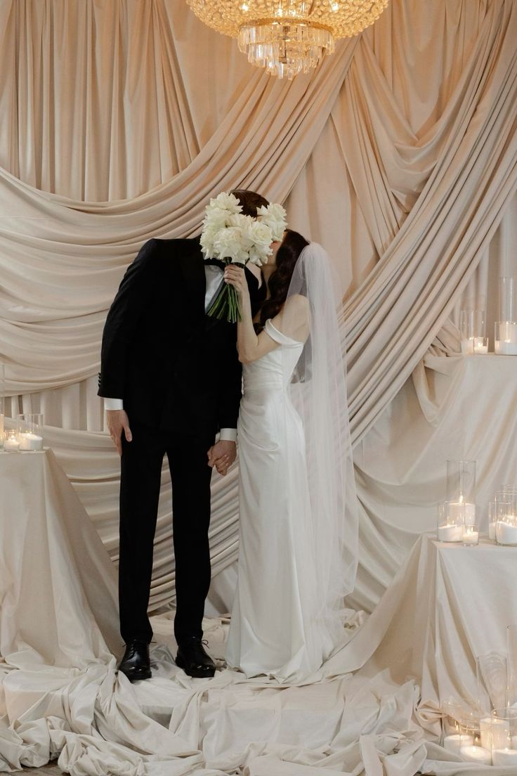 FianceeBodas's tweet photo. Los telones de fondo con telas drapeadas continúan presentándose como favoritos de los novios para la ceremonia de bodas, ¡checa estas ideas! https://t.co/qZOetKLyYR