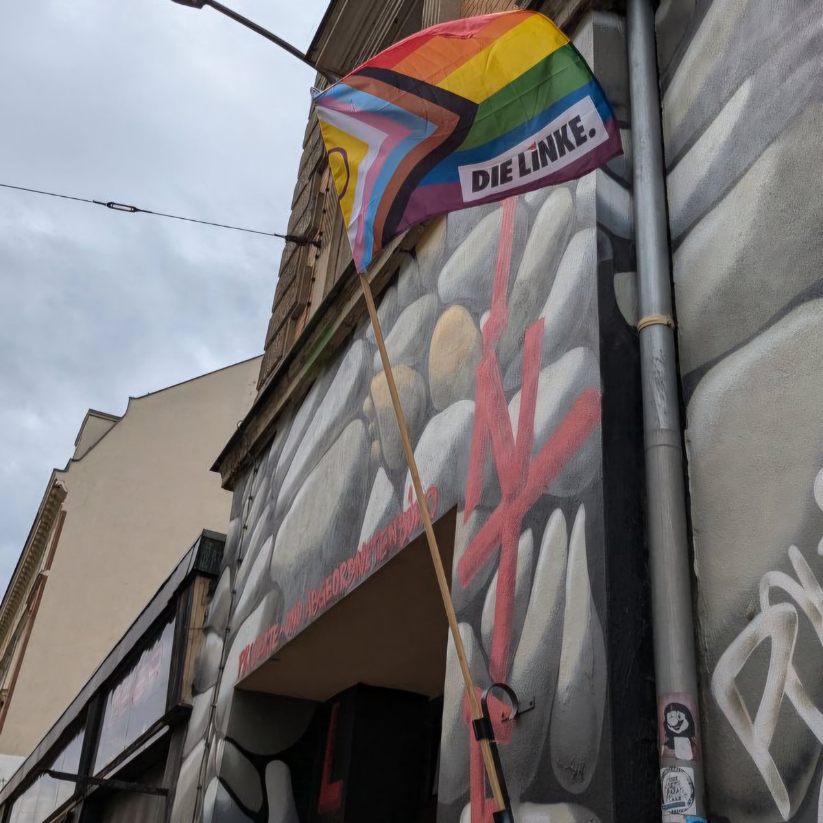 DIELINKELeipzig's tweet photo. #CSDLeipzig: Zu Beginn der #CSD2024-Woche in #Leipzig  wurde an den @dieLinke Büros die Regenbogenfahne gehisst. Am Liebknecht-Haus fand unsere zentrale Fahnenhissung mit Sektempfang statt. 
Dann Fahnenhissung am Neuen Rathaus.
Unsere #CSD-VAs gibt's hier: https://t.co/qZPj7ME2WD https://t.co/qzMc0ppDyU